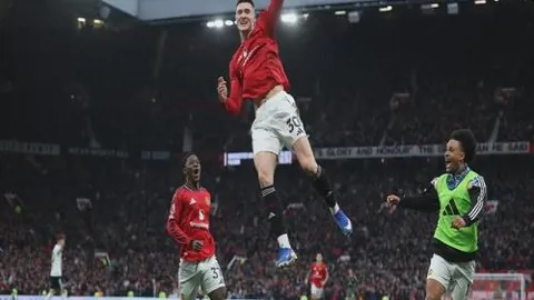 中国轮椅冰壶队连续四年荣获世锦赛冠军 2025-03-10