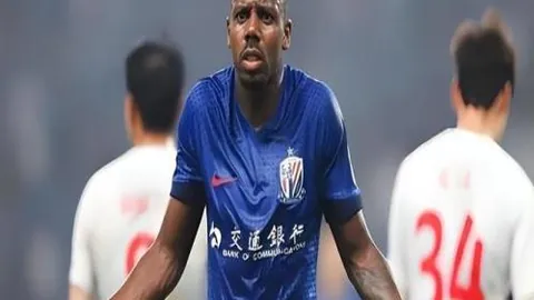 红军力克障碍登顶英超圣诞榜首，斯洛特教练提醒队员保持警觉