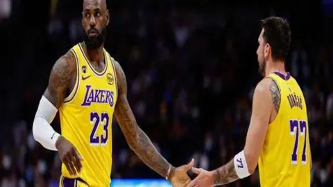 阿贾克斯教练针对B队传言表态：每位球员都至关重要，坚决反对这种说法